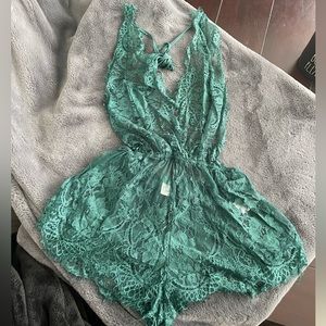 Green lace lingerie!💚